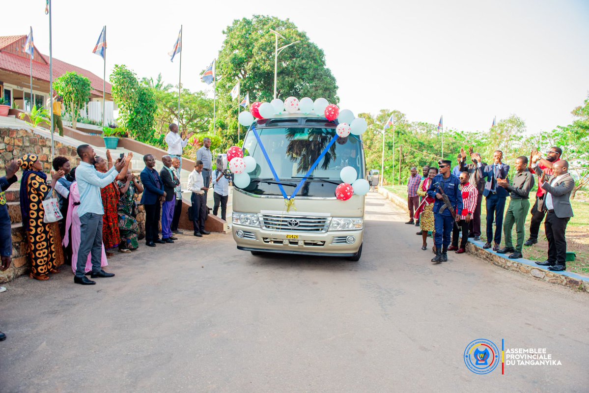 Dotation d’un bus au personnel de l’Assemblée Provinciale du Tanganyika sur fonds propres, cérémonie présidée par Dr Cyril KIMPU AWEL, Président de cet organe délibérant en province à la grande satisfaction de tout le personnel.