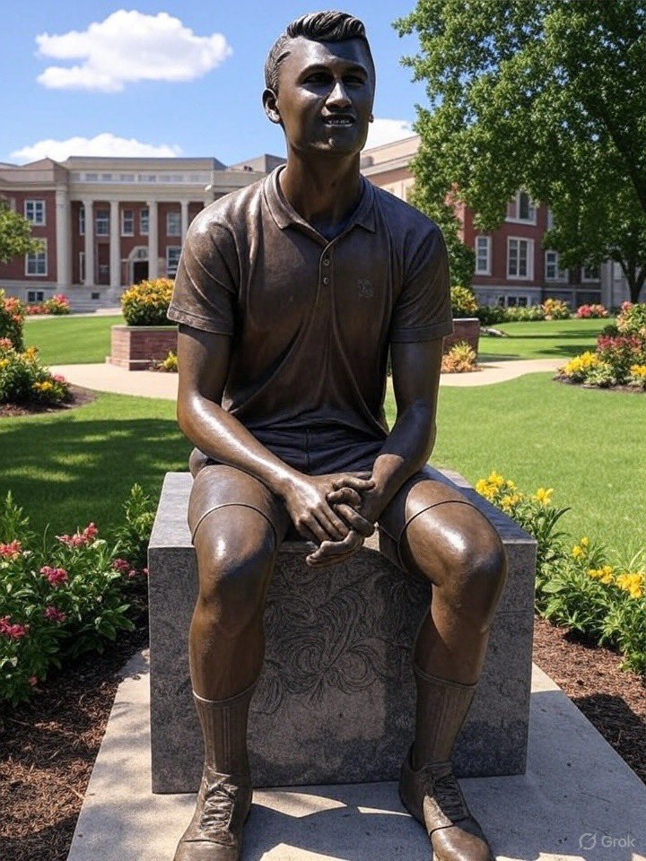 A statue of Charlie Kirk honoring free speech should stand on every college campus. 🇺🇸🦅🙏
