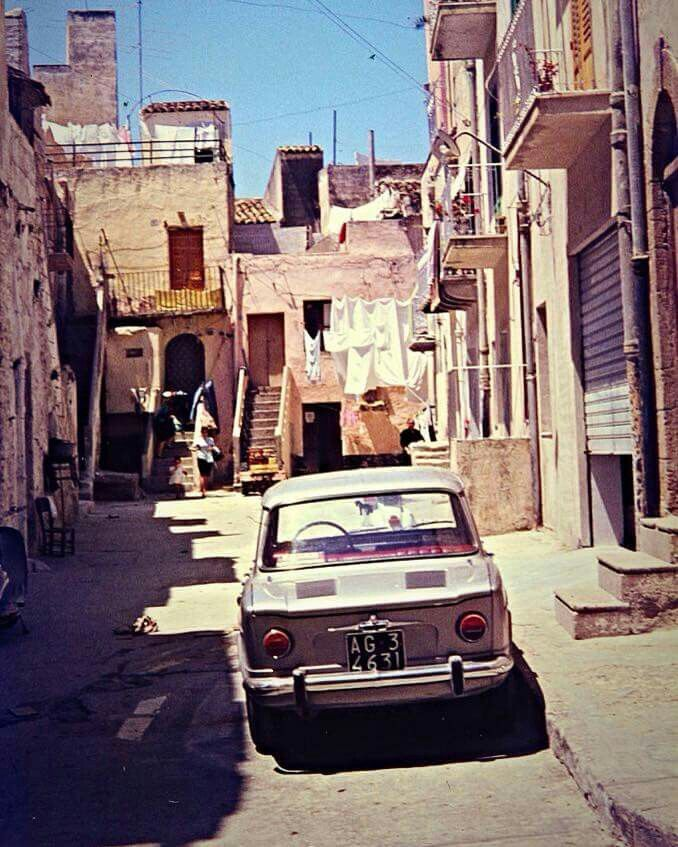 YannRobichon's tweet image. Happy #SaturdaySimca / #SimcaSaturday!
Simca 1000. 
#Auto #Automobile #Automobiles #Autos #Car #CarHistory #Cars #CarsHistory #ClassicCar #ClassicCars #FrenchCar #FrenchCars #Photo #Photographie #Photography #RetroCar #RetroCars #SimcaInEnglish #Simca1000 #VintageCar #VintageCars