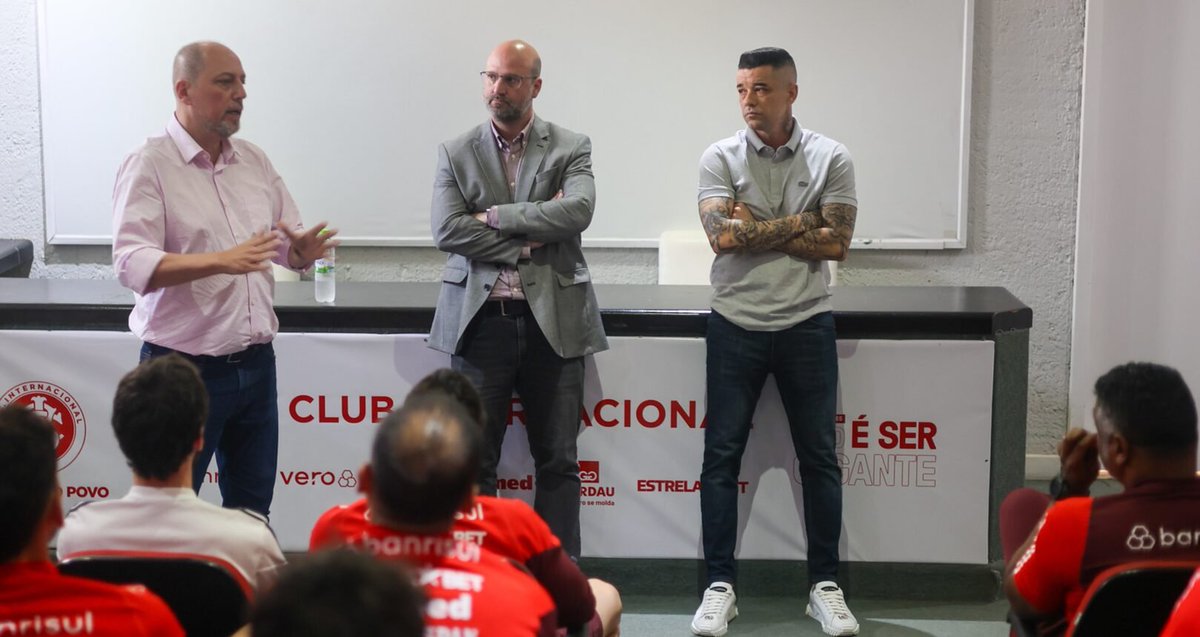 Parabéns, <a href="/BarcellosSCI/">Alessandro Barcellos</a>, <a href="/josebisol/">José Olavo Bisol</a>, <a href="/dale10/">Andrés D'Alessandro</a> e Mazzuco! Simplesmente parabéns por esse "trabalho" porco de vocês e todos os dirigentes que "trabalham" ao lado. 

Essa goleada que estamos sofrendo hoje (e vai aumentar) é pela insistência sem fundamento em um treinador de merda,