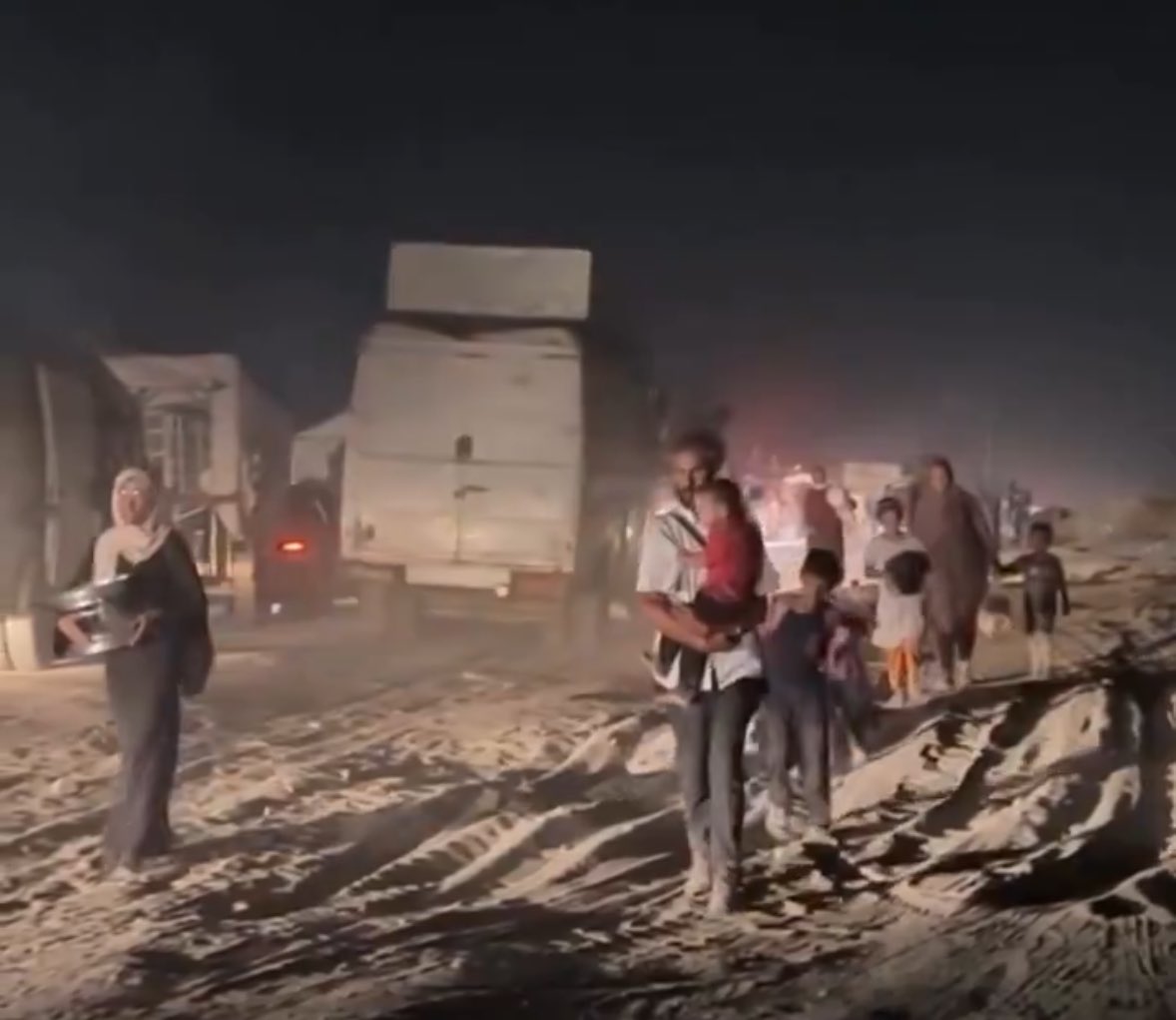 غزة الان،

يحملون أطفالهم ويركضون نحو المجهول، العدو من خلفهم والبحر من أمامهم

كل الحلول انتهت.