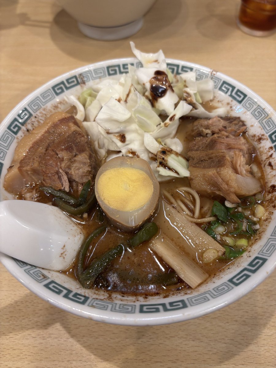 この20年、新宿で最も食べてるお店は『桂花ふぁんてん』。
飲み過ぎて迎えた朝でも、おやつの時間でも、絶対に太肉麺(必ずマー油トッピング)。

そういえばしょっちゅう食べてる・・・意識してなかったけどどうやら俺は『桂花』が好きなんだ。