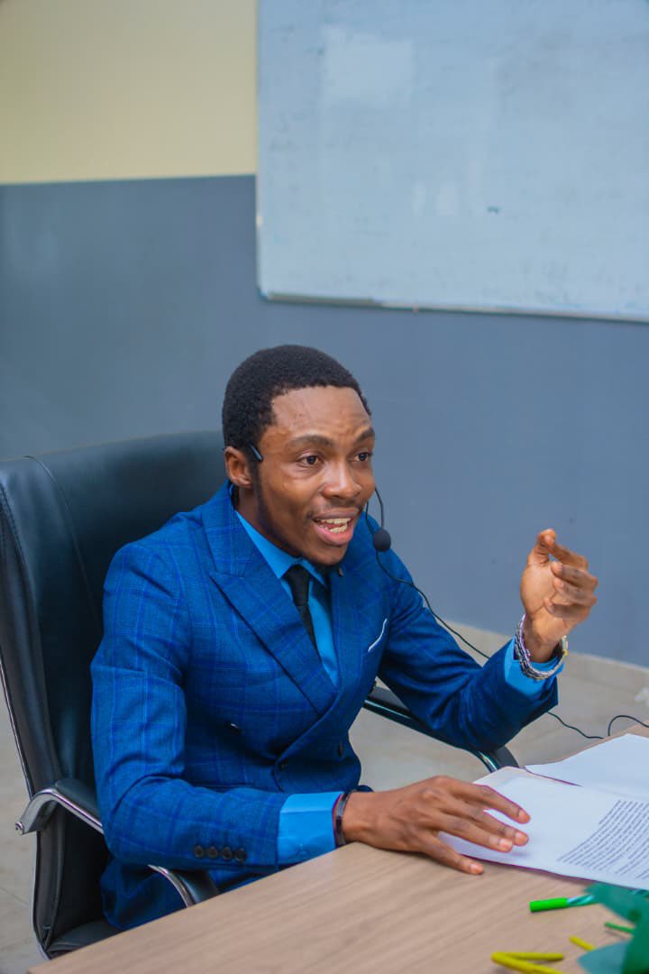 J’ai obtenu ma licence en droit public à l’Université Pédagogique Nationale (UPN), avec la mention Grande Distinction.

Mon travail de fin d’études portait sur le thème :  
« décentralisation sous la Constitution du 18 février 2006 ».

Toyika mpiko.  
Lobi ekoleka lelo.