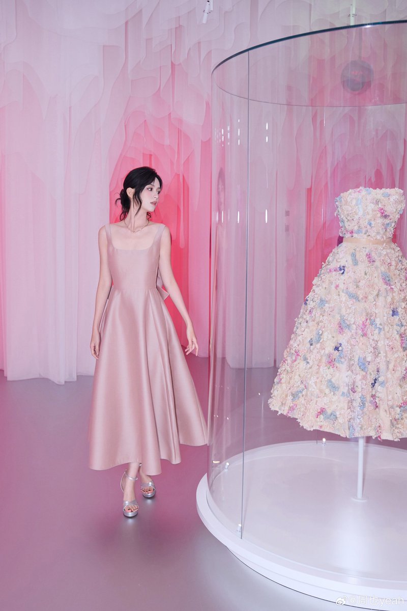 yyeahzzyy's tweet image. #Dior &amp;amp; #AFish 🩷🤎 #ZhouYe