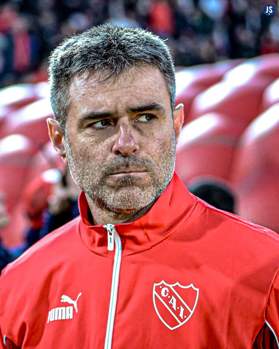 D4z4_IFC's tweet photo. Nunca me bajé de su barco.

El problema es dirigencial, y cualquiera sea el DT, terminará quemándose con esta “gestión”.

Se va el menos culpable y el único que nos hizo jugar al fútbol desde 2018. https://t.co/IOcvDIYITy