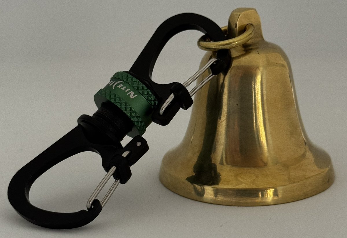 fouRiILGswa8t7u's tweet image. 熊が出没するところには住んでないけど、どこか行った時に持っていた方が良いかもしれない時代なので、熊鈴買った🤔

大きな音が鳴るので、ロック式ネオジム磁石付きカラビナつけて、取り外し自在にしておくと便利☺️

#熊鈴
#カラビナ
#NITEIZE