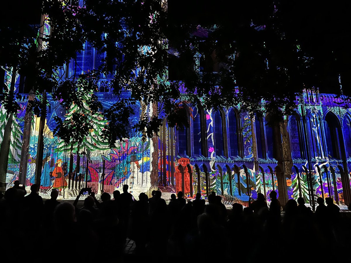 AlainThomasOff's tweet image. Merci aux 50 000 spectateurs, 
soit 4 fois la population de la Ville de  @BayeuxOfficiel, venus du 8 juillet au 30 août 2025 admirer la magnifique Cathédrale Notre Dame sublimée par les peintures féériques d’Alain Thomas ! 🌠