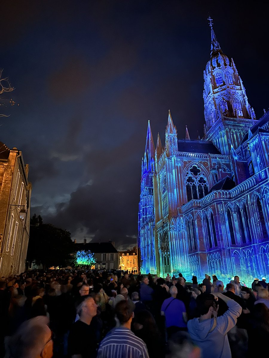 AlainThomasOff's tweet image. Merci aux 50 000 spectateurs, 
soit 4 fois la population de la Ville de  @BayeuxOfficiel, venus du 8 juillet au 30 août 2025 admirer la magnifique Cathédrale Notre Dame sublimée par les peintures féériques d’Alain Thomas ! 🌠