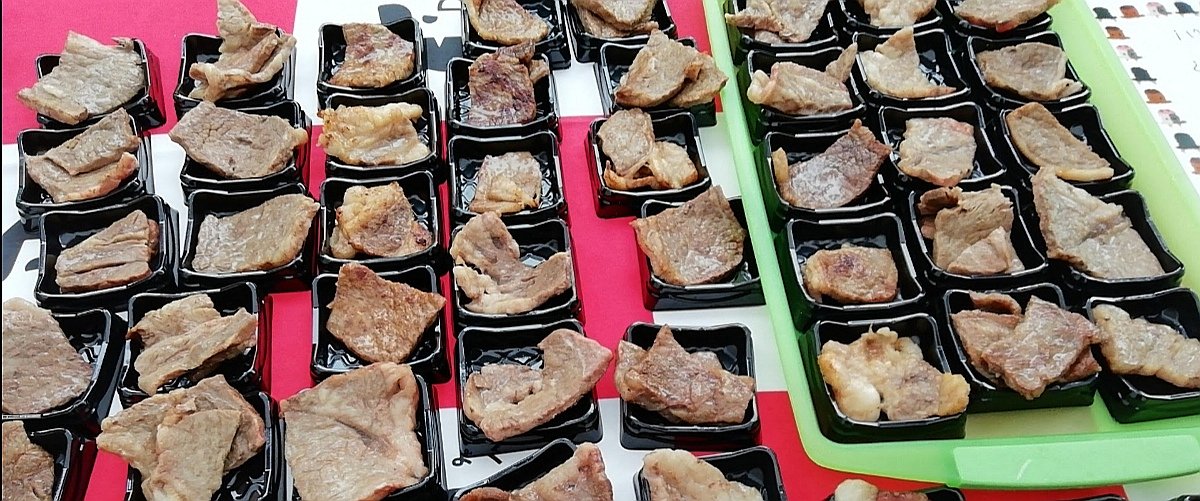 oyamamas's tweet image. ついに明日開催だよ！
#もーもーすくーる2025  オマケ情報⑩
「試食ブース」から、「 #MUFA #美味しさの見える化 #総称山形牛」、午前・午後の各100食限定、※整理券は開始30分前頃から配布予定
今回は「#国産牛」との #食べ比べ #牛肉 を２倍食べれます！
#道の駅やまがた蔵王 #FM山形 #山形肉牛協会