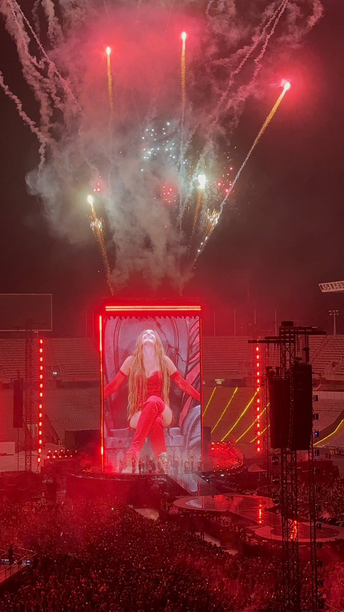 Gràcies per fer-nos gaudir estos 7 anys dels millors shows en directe. Segur que l’espera per tornar a vore’t, pagarà la pena.
Gràcies Mimi ♥️ #lolaindigo
