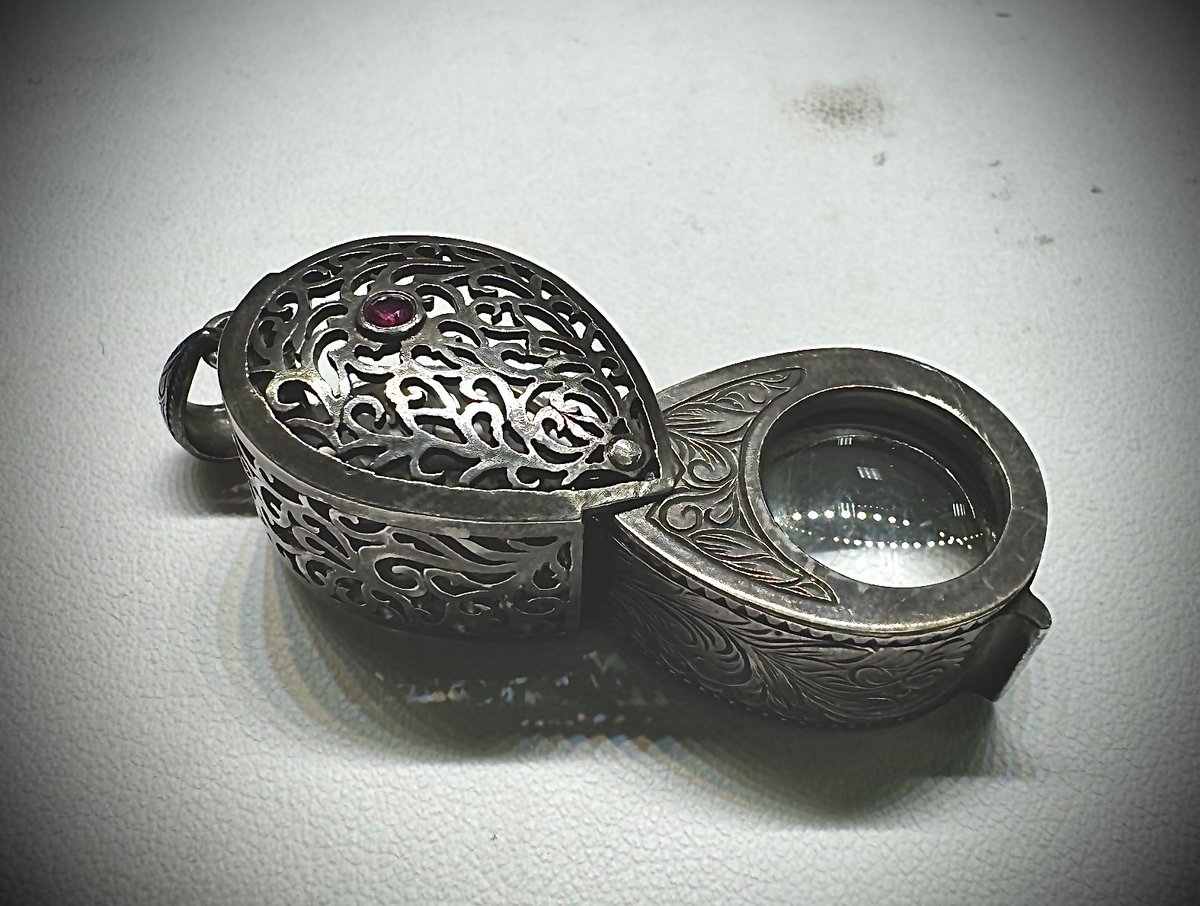 ✨ジェムエイコー オリジナル✨
🔎 匠の技が生んだ【宝飾ルーペ】
秋葉原ミネラルマルシェ展示中

💎 ペンダントとしても身に着けられる、
実用と美を兼ね備えた逸品。

👓 日本トップブランドのレンズを使用し、
唐草和彫による繊細な装飾が映えます。

⚜️ 即納品は完売しましたが、