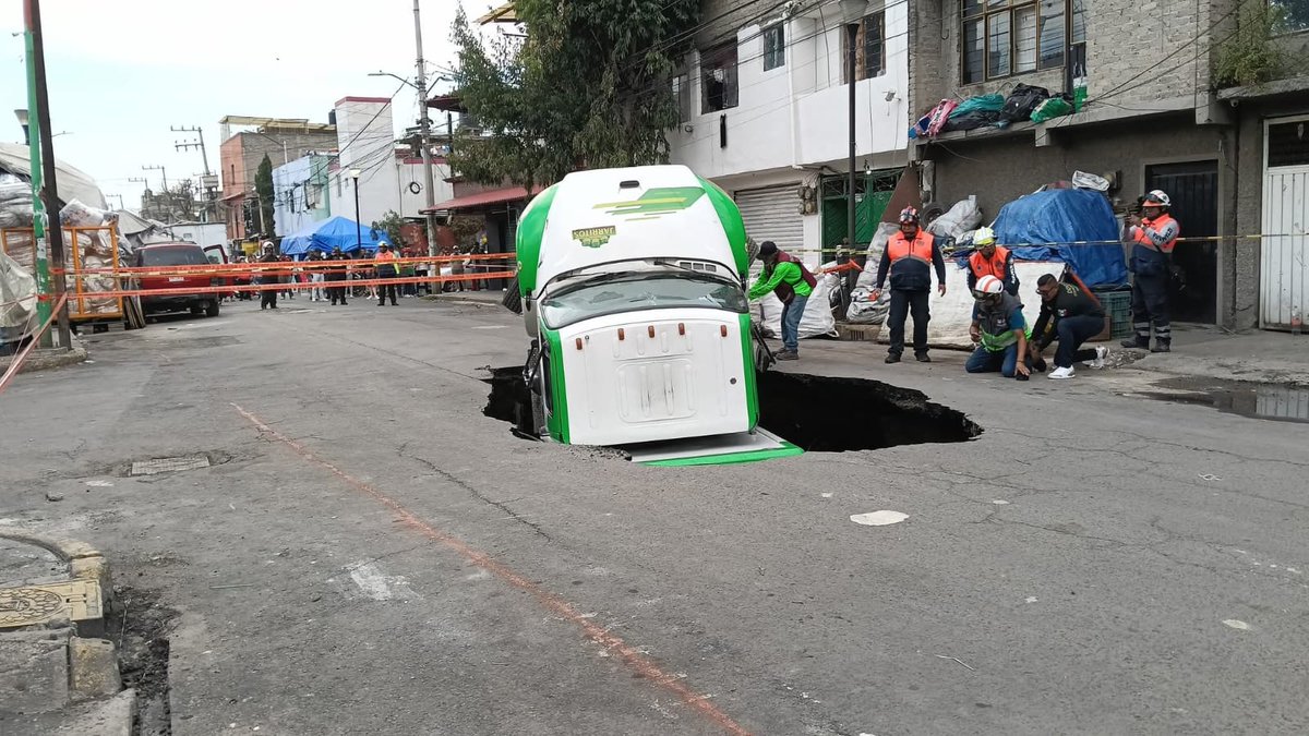 Pendientes Houston con el despegue del camión de Jarritos desde Iztapalapa para el mundo. Ya llegó la Alcaldesa, no se para que ?? Ya me acordé, la foto !!!