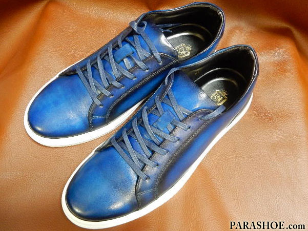 parashoecom's tweet photo. PARASHOE カラーオーダー レザースニーカー 手染め（パティーヌ）ブルー（青）×白ソールをご注文いただきました。ありがとうございます。
https://t.co/kpVNxkvuG1

ご注文いただいてから、職人が一足一足染め上げます。

■商品ページ
https://t.co/FcuDI5991y

#スニーカー#レザースニーカー #革靴 https://t.co/ATSR4dznVN