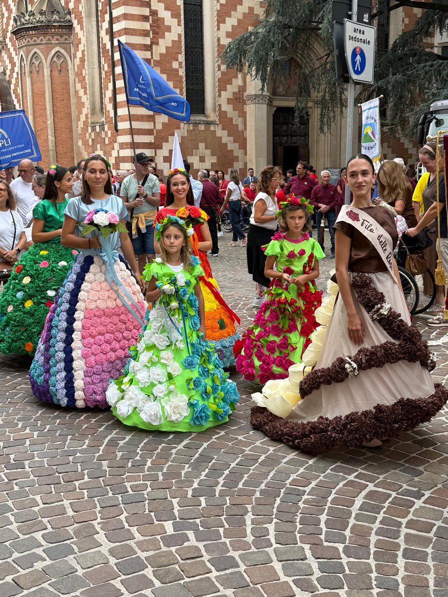 AnolfNazionale's tweet photo. 🎡Partecipazione #ANOLFVicenza al Giro della Rua 2025 🔎 una delle feste più antiche della città , nata nel 1441,
manifestazione popolare che unisce #quartieri #associazioni #sindacati e #cittadini.
🤝 La #Presidenza ANOLF Vicenza protagonista insieme a volontarie e soci. https://t.co/1xrmSwU2Rj