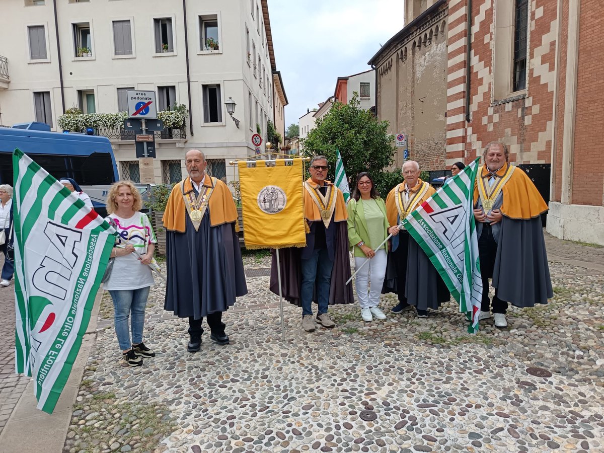 AnolfNazionale's tweet photo. 🎡Partecipazione #ANOLFVicenza al Giro della Rua 2025 🔎 una delle feste più antiche della città , nata nel 1441,
manifestazione popolare che unisce #quartieri #associazioni #sindacati e #cittadini.
🤝 La #Presidenza ANOLF Vicenza protagonista insieme a volontarie e soci. https://t.co/1xrmSwU2Rj