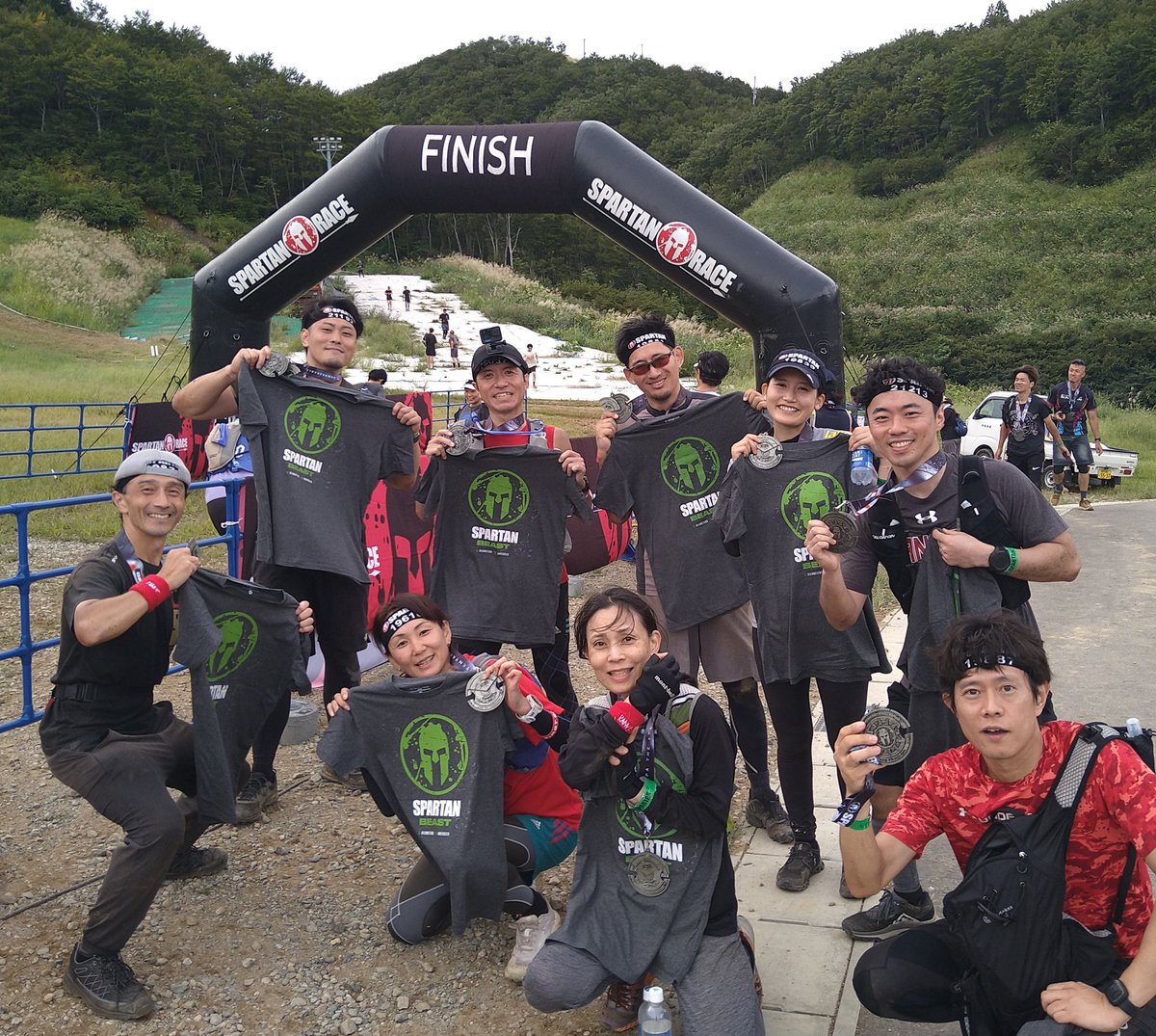nmb226takeshi7's tweet photo. 【スパルタンレース3種コンプ🎖️】

◆ガーラ湯沢で「ビースト(21km30障害)」完走しました✨️

◆スキー場の激坂で疲れ果てましたが、1人ではクリアできない障害を皆で協力して乗り越え無事にゴールできました(⁠^⁠^⁠)

◆遂に3つのメダルが合体しました

#スパルタンレース
#おは戦
#おは戦70914 https://t.co/qBhNQXjuek