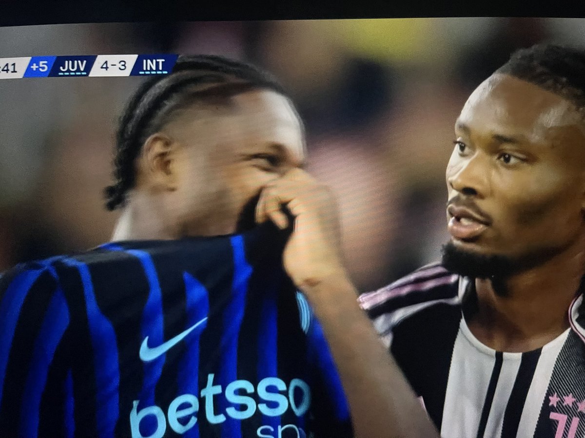 🫂兄弟愛

ケフレン・テュラム
「マルクスはゴールのあと“お兄ちゃん”の目になって『よくやった』と言ってくれたんだ。彼は決して(敗戦したのに)笑おうとしたわけじゃなくて…うまく説明できないけど、僕のことを喜んでくれていたんだ。

彼のことを誇りに思うかって？もちろんだ！