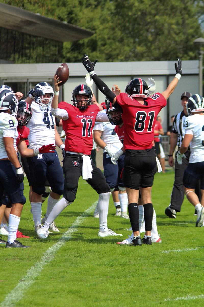 CARDINALS ARE 1-0.

Wesleyan - 31
Middlebury - 17

#RollCards 🔴⚫️