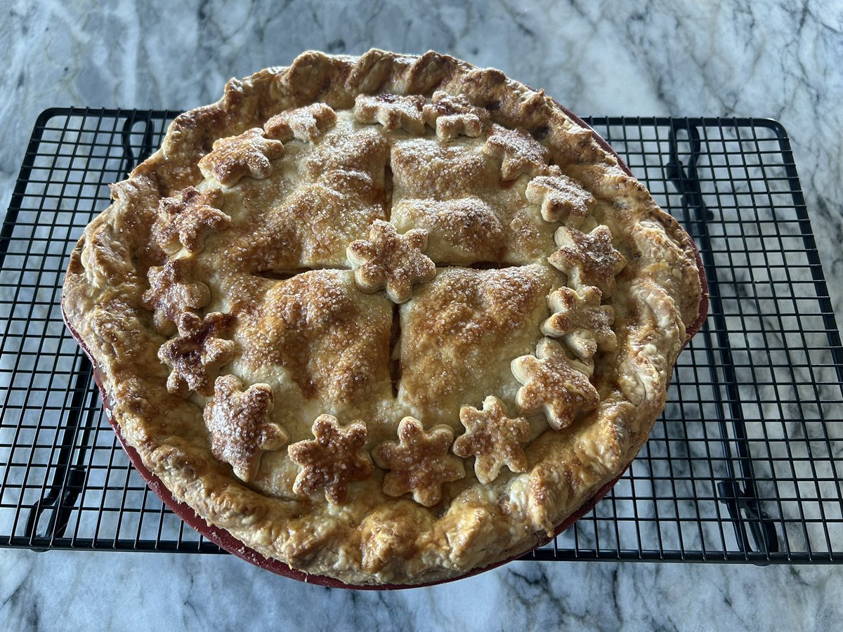 Ok kids, Apple 🍎 pie finished.
Handmade butter crust with apples from neighbors tree y😋 😋😋😋
Wish you could have a slice!!!
Maybe have to make some at AIM