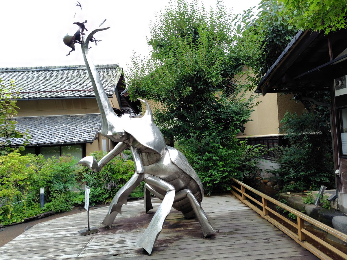 小布施町にある謎のカブト像。なんであるのか本当に謎ですね。