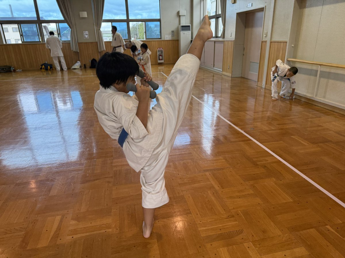 kazharakarate's tweet image. 本日の選手稽古
上段回し蹴り
#空手 #空手キッズ #空手おじさん #極真空手 #極真空手キッズ #極真空手おじさん #旭川 #北海道 #錬心道場
