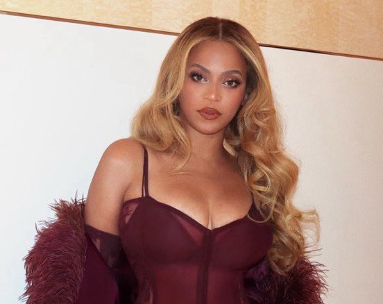 Bey_riding's tweet photo. Cowboy hats OUT…….. https://t.co/Z8h1XOHvly
