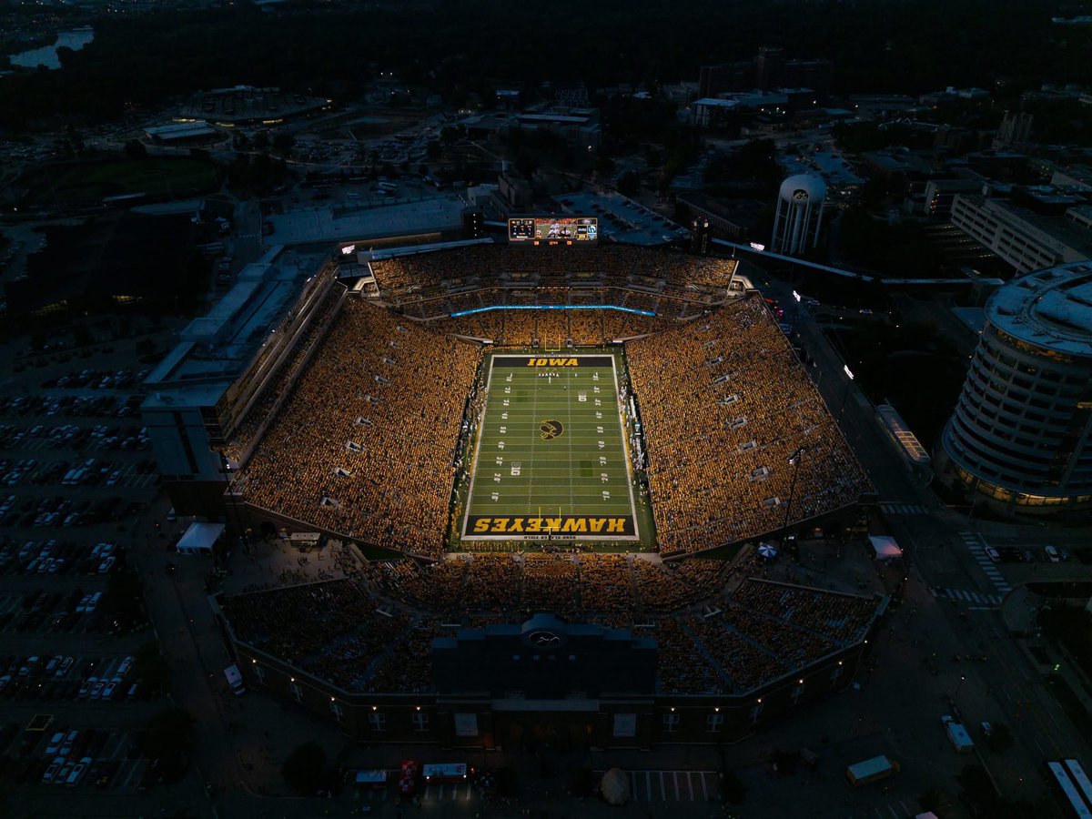 Benjaminandera's tweet image. Kirk the Goat! #Legend #206 🖤💛🏈