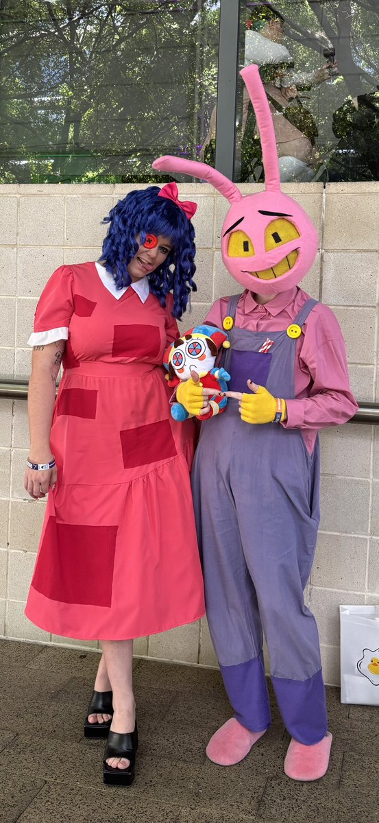 gaaahhh very happy to finally have my cosplay work done and over with, COMIC CON WAS SO FUN LALALALA my cosplays got so many compliments that 3 months of work was so worth it 🙂‍↕️🙂‍↕️