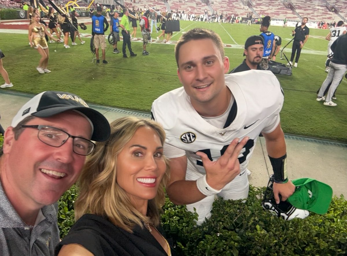 CoachWMuschamp's tweet image. Dawgs and Dores!!