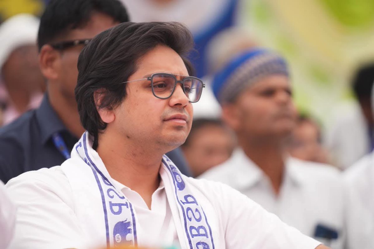 हम वहाँ खड़े होते हैं जहाँ भीड़ नहीं होती,
क्योंकि हमारी पहचान भीड़ से नहीं,
हमारी शख़्सियत से होती है।"
<a href="/AnandAkash_BSP/">Akash Anand</a> 
#बहन_जी_हैं_तो_भरोसा_है 
#बसपा_है_तो_वजूद_है 
#बसपा_हमारे_महापुरुषों_का_मिशन_है