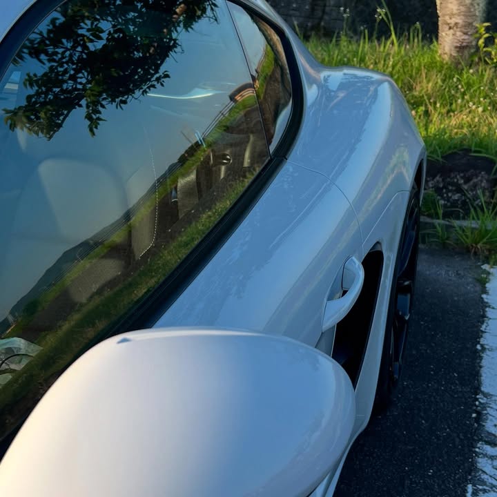 《991.2カレラ》と《718ケイマン》
お尻の張り出し方の形が全然違ってビックリ🤩
運転席からサイドミラーで見ると一目瞭然なの😁

#porsche911 #porsche991 #porsche991後期 #ポルシェ911 #ポルシェ991 #ポルシェ991後期
#ポルシェ911大好き
#ポルシェ718ケイマン
#porsche718 #ポルシェケイマン