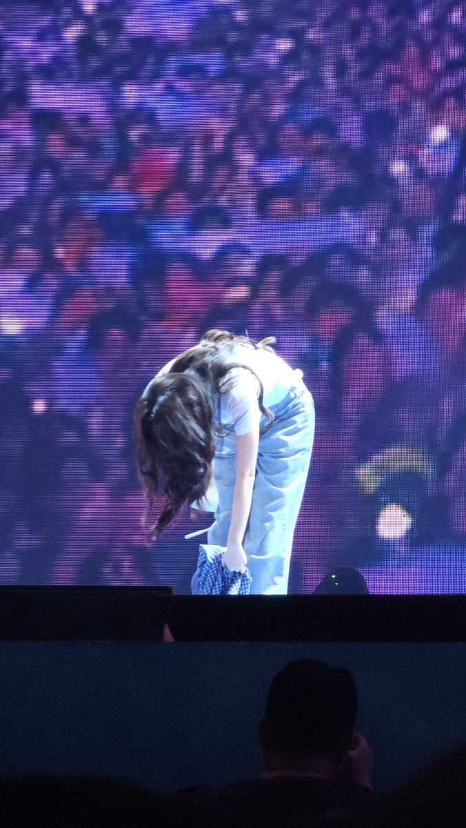 jjmmung's tweet photo. 언니가 90도 인사 해줄 때 눈물흘리는 사람 나야..... 근데 어젠 진짜 많이 해준 것 같음 ㅜㅠ 2부랑 앵콜에서만 이정도로..... https://t.co/yR00bWLqHW