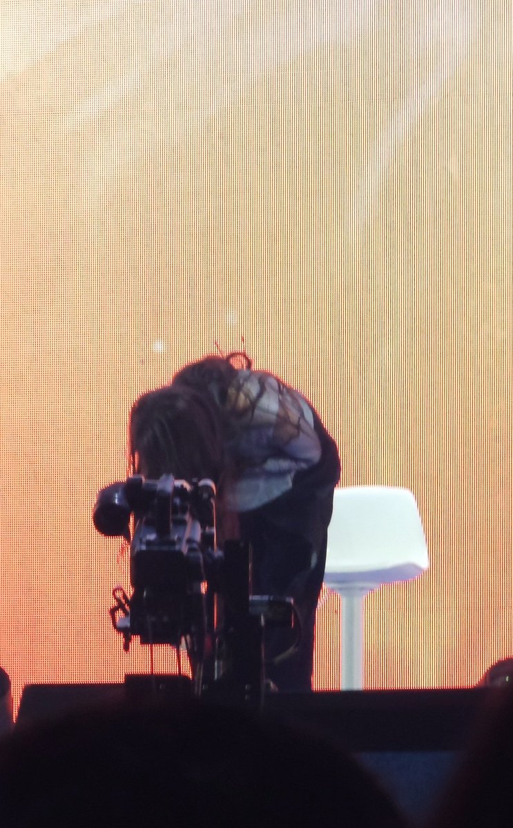 jjmmung's tweet photo. 언니가 90도 인사 해줄 때 눈물흘리는 사람 나야..... 근데 어젠 진짜 많이 해준 것 같음 ㅜㅠ 2부랑 앵콜에서만 이정도로..... https://t.co/yR00bWLqHW