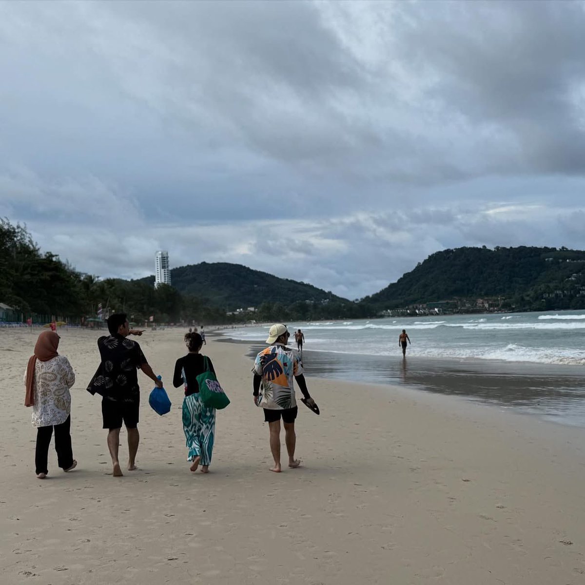 asrulmm's tweet photo. PHUKET FAMILY TRIP 2025: DAY 2 (14/9/2025)

It’s morning at the beach! I was amazed with how amazingly clean Patong Beach is. Aku nak buang puntung rokok pun usaha cari tong sampah.

The kids got their wishlist fulfilled, to ride on a jetski. And it’s way cheaper compared to the one in Langkawi or Port Dickson. Here it’s only around RM260 for half an hour. Yes… for 30 minutes.

I didn’t allow them to go parasailing, after myself had a bad experience in Penang many years ago.

Then we walked back to the hotel + get ready for lunch and an afternoon at Patong Town