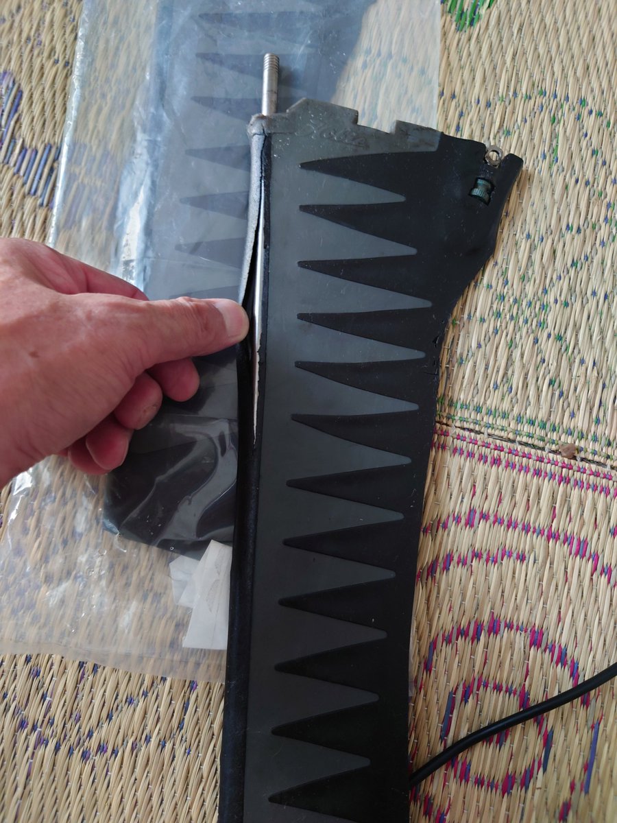 HOBBYカヤックのターボフィン。かれこれ20数年が経過してる。
流石にゴムの劣化で裂けちゃいました。
ノーマルフィンに戻す事になりました。