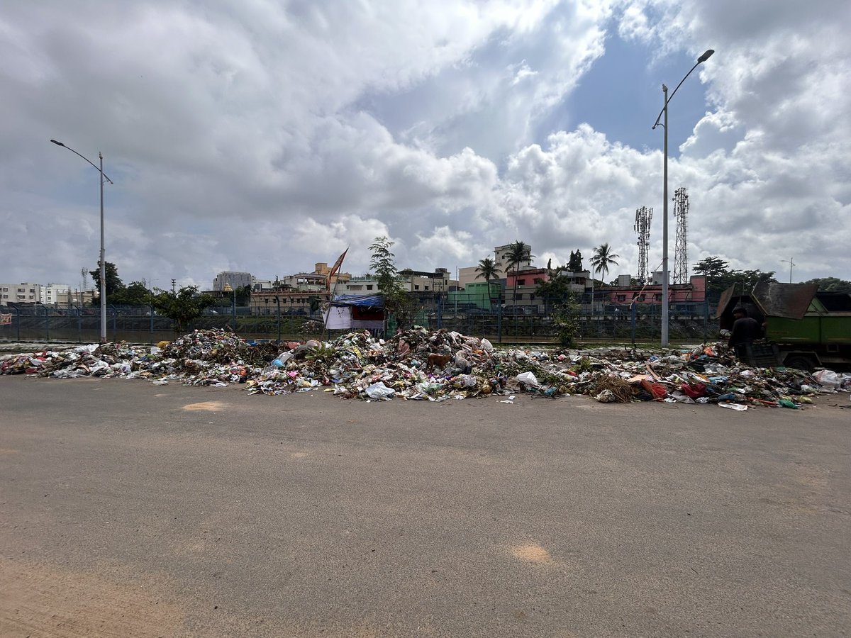 Welcome to cuttack
Where roads are used for waste segregation 
<a href="/CuttackDM/">DM Cuttack</a> <a href="/spcuttack/">SP CUTTACK</a> <a href="/CMCCuttack/">CMC,Cuttack</a> <a href="/bmcbbsr/">BMC</a>