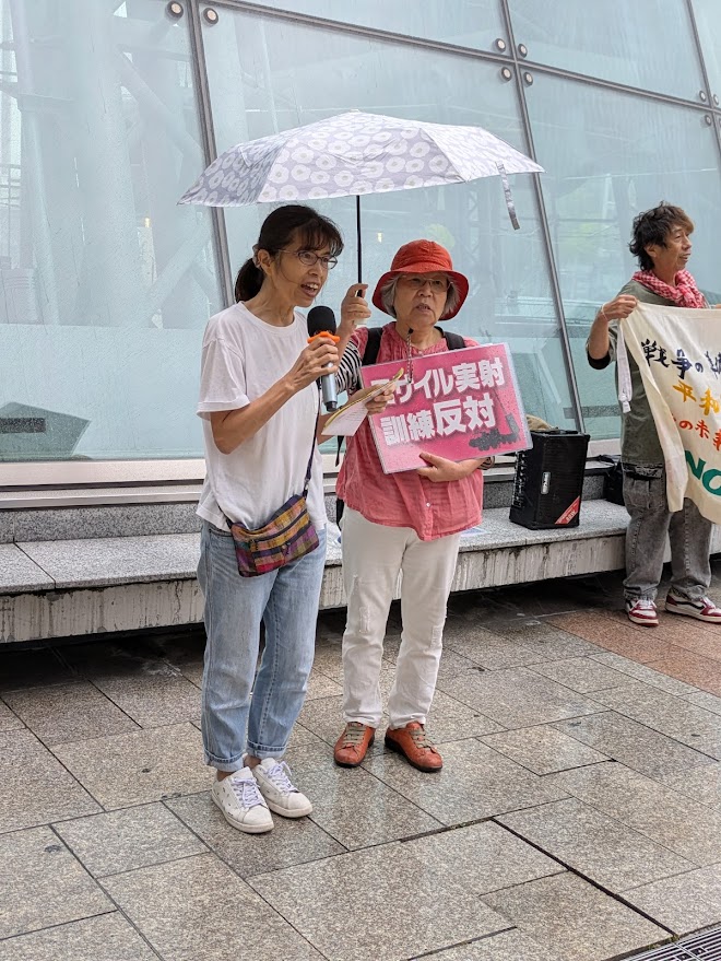 kaze_hokkaido's tweet image. 9/13（土）、札幌駅南口広場にて市民の風主催の「平和の広場」を行いました。
小雨の中、ライブ隊の演奏でスタート。
室蘭の高橋伸枝さん制作の千羽鶴ならぬ「1000のことり」タペストリーも披露され、注目をあびていました。