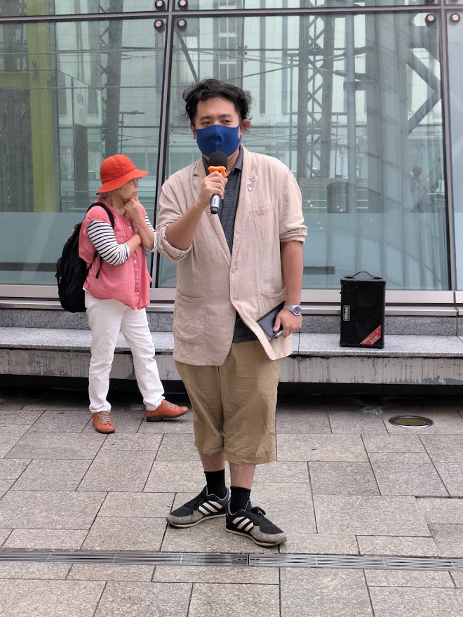 kaze_hokkaido's tweet image. 9/13（土）、札幌駅南口広場にて市民の風主催の「平和の広場」を行いました。
小雨の中、ライブ隊の演奏でスタート。
室蘭の高橋伸枝さん制作の千羽鶴ならぬ「1000のことり」タペストリーも披露され、注目をあびていました。