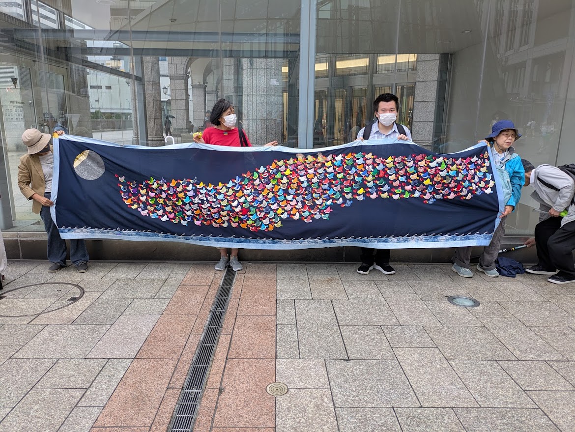 kaze_hokkaido's tweet image. 9/13（土）、札幌駅南口広場にて市民の風主催の「平和の広場」を行いました。
小雨の中、ライブ隊の演奏でスタート。
室蘭の高橋伸枝さん制作の千羽鶴ならぬ「1000のことり」タペストリーも披露され、注目をあびていました。