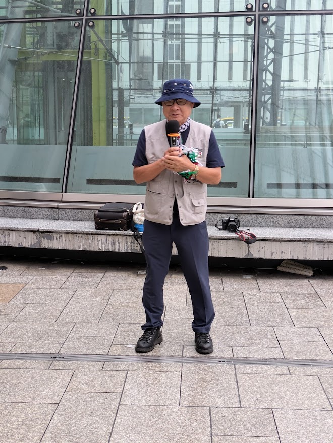 kaze_hokkaido's tweet image. 9/13（土）、札幌駅南口広場にて市民の風主催の「平和の広場」を行いました。
小雨の中、ライブ隊の演奏でスタート。
室蘭の高橋伸枝さん制作の千羽鶴ならぬ「1000のことり」タペストリーも披露され、注目をあびていました。