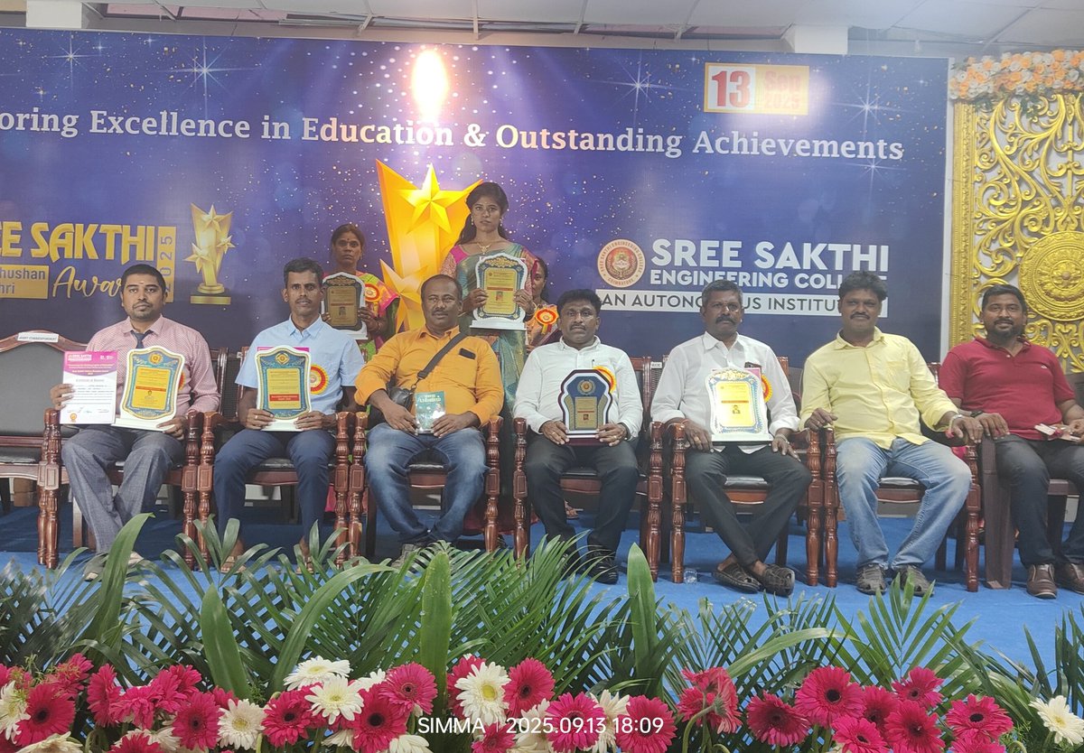நேற்று மாலை கோவை காரமடை யில் உள்ள Sree சக்தி பொறியியல் கல்லூரியில் நடைபெற்ற ஆசிரியர் தின விழாவில் Sree Sakthi Vidhya Bhusan விருதை பெற்றேன்.