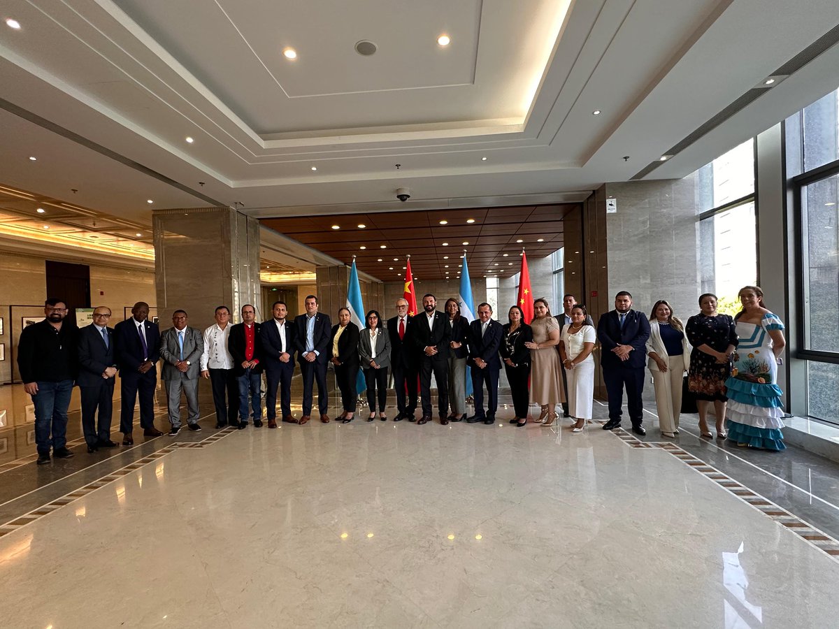 🇭🇳El Embajador Moncada lideró la  conmemoración del 204 aniversario de la independencia, acto que contó con el izado de la bandera, la presencia de diputados de todos los partidos políticos y becarios. 
Destacando que la independencia es un compromiso con la soberanía nacional