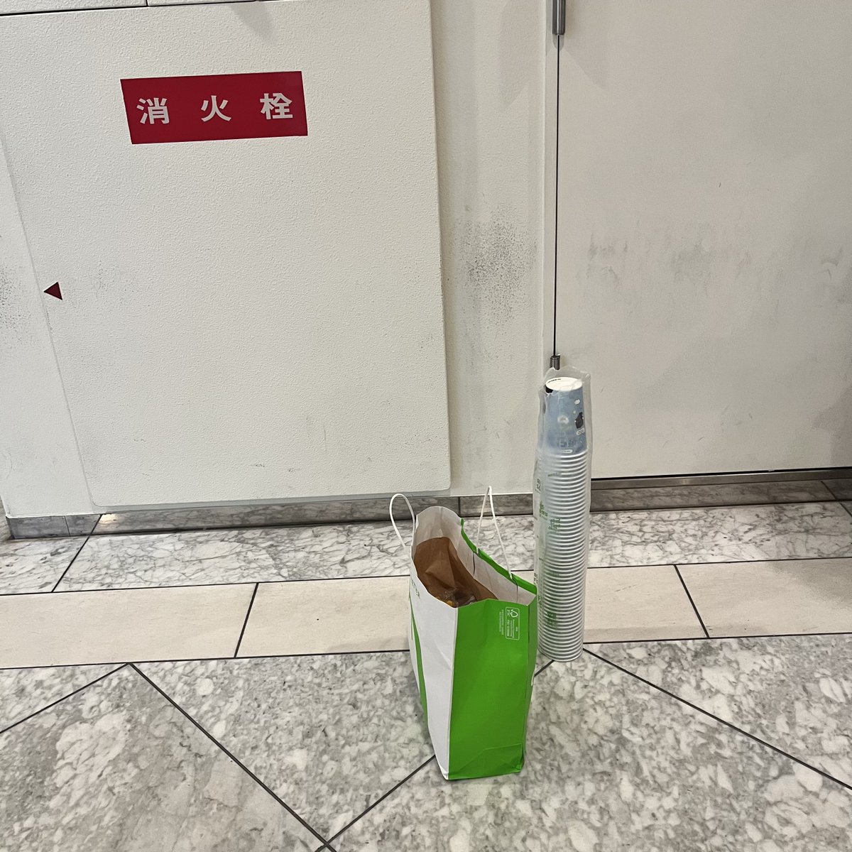 늦어져서 죄송합니다.ᐟ.ᐟ
일본 오사카 특전 나눔 공연장 입구 앞의 소화전에서 나눠드리겠습니다ㅠㅠ
오시면 바로 나눔 가능해요🥹