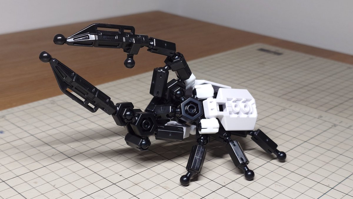 Cambrian1980's tweet photo. ASOBLOCK（アソブロック）のヘラクレスオオカブト。
アソブロックはボールジョイントと六角柱を核とするブロックトイで、知育玩具として書店を中心に販売されている。
当キットではタイトルのヘラクレスオオカブトの他に、サソリの組み立て例が紹介されている。
#アソブロック
↓続く https://t.co/jiWpPIPQ4j