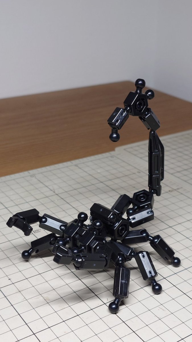 Cambrian1980's tweet photo. ASOBLOCK（アソブロック）のヘラクレスオオカブト。
アソブロックはボールジョイントと六角柱を核とするブロックトイで、知育玩具として書店を中心に販売されている。
当キットではタイトルのヘラクレスオオカブトの他に、サソリの組み立て例が紹介されている。
#アソブロック
↓続く https://t.co/jiWpPIPQ4j