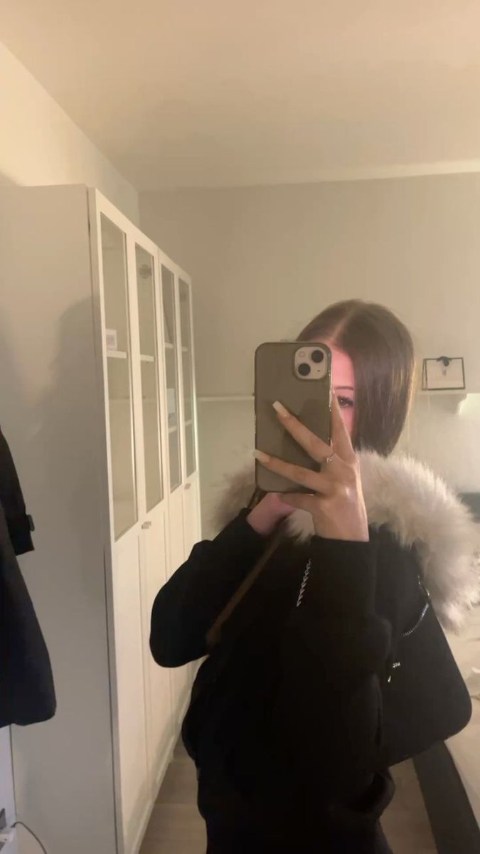 Wer will ein richtig erniedrigendes Video von uns?
Like, repost und kommentiere. Dann schicken wir euch eine DM.
Du musst mir aber auch folgen. 😚🤍
