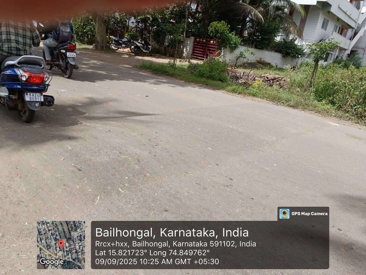 bailhongal_byte's tweet photo. 🚨White Stripes &amp; Reflective Markings on speed breakers are lifesavers.

Without them drivers can’t see the bump in time &amp;accidents are unavoidable
Such incidents are now common in Bailhongal
Kindly take measure to rectify to them.
@osd_cmkarnataka @deobelagavi 
@allaboutbelgaum https://t.co/plUwgrKakG