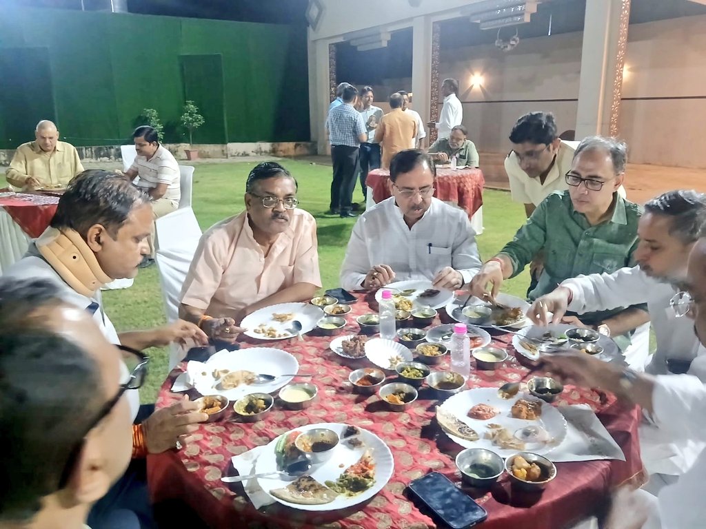manishpareek23's tweet photo. नेता फैक्ट्री 
@ABVPVoice के समसामयिक साथ काम करने वाले साथी
 गाना और खाना कल शाम प्रधान वाटिका में 
ऐक से बढ़कर एक नेता
और  सब के सब  नेता !!
@chaturvediarun1 @DrSatishPoonia @Puneetkarnawat @manishpareek23 @Pranvendra_S @AkhilshuklaAdv @JitendraShrima @madanrrathore @ManiiBjp https://t.co/Ujq4hDvQNs