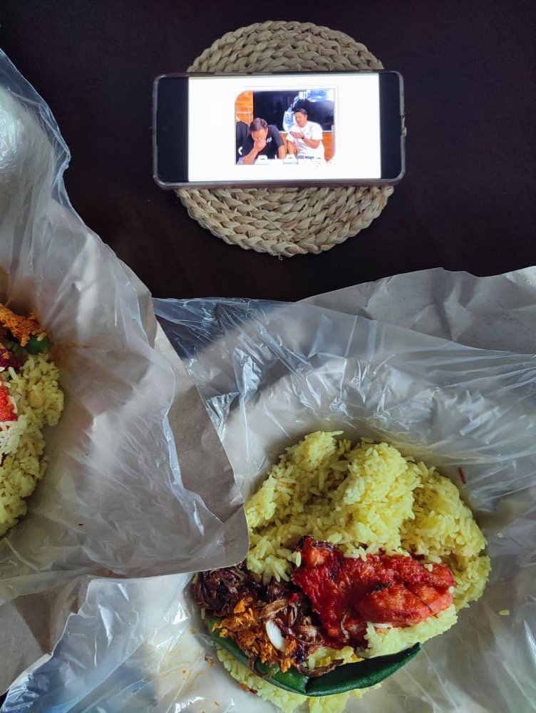 Tengah lunch pun sempat layan Unifi TV 2.0 😆🙌 Hiburan betul² kat hujung jari!

💍 It’s official – Fattah &amp; Amira LIVE tonight!
📌 14 Sept, 8PM eksklusif kat app ni 👉 onelink.to/unifitv

#SetulusTakdirFattahAmira #WeddingOfTheYear #UnifiTV