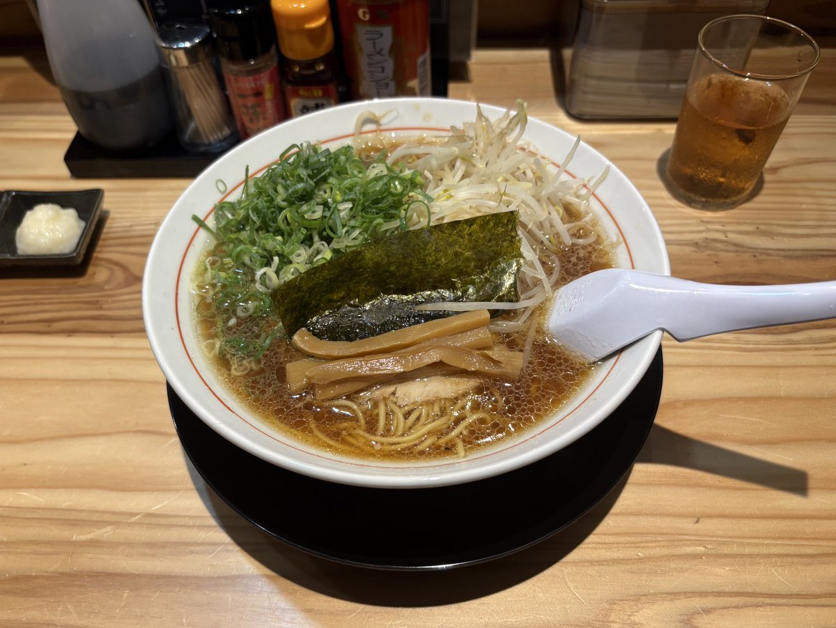 こんにちは😊

☔️も止んだので、お昼ご飯にラーメンを食べに行ってきました🚗

前に職場の上司から教えてもらった、おすすめのお店🍜

ちょっとお値段は高めでしたが、今週お仕事を頑張った自分へのご褒美に☘️

甘めの醤油味であっさりしてて、めちゃくちゃ美味しかったです😋